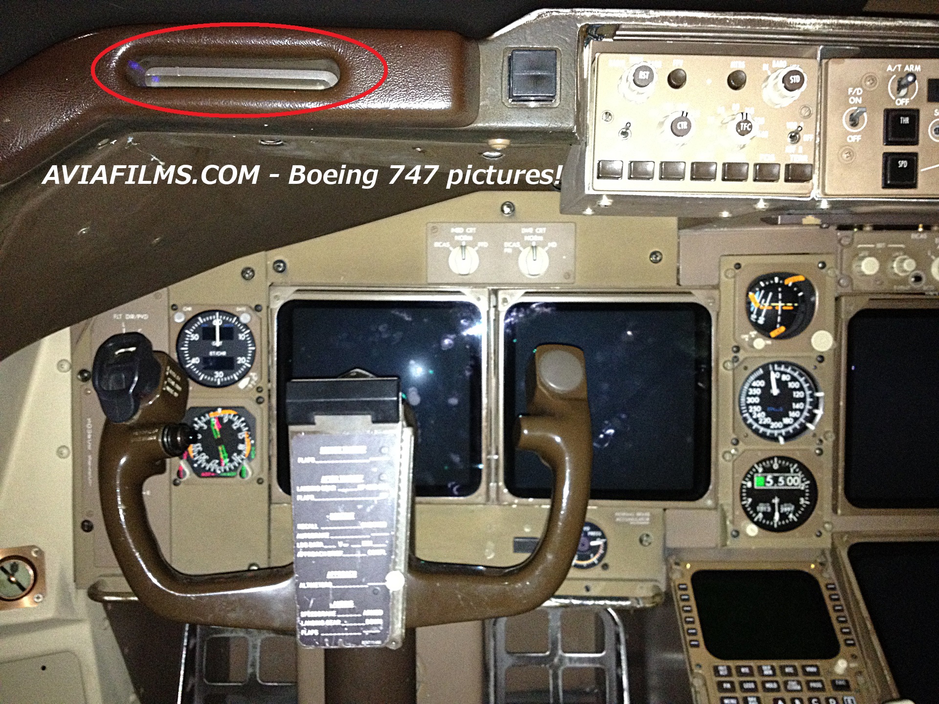 boeing-747-cockpit-picture.jpg